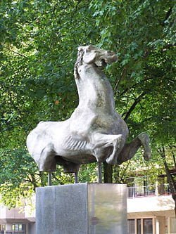 Een soortgelijk werk van Arthur Spronken in Utrecht. Zonder staart !