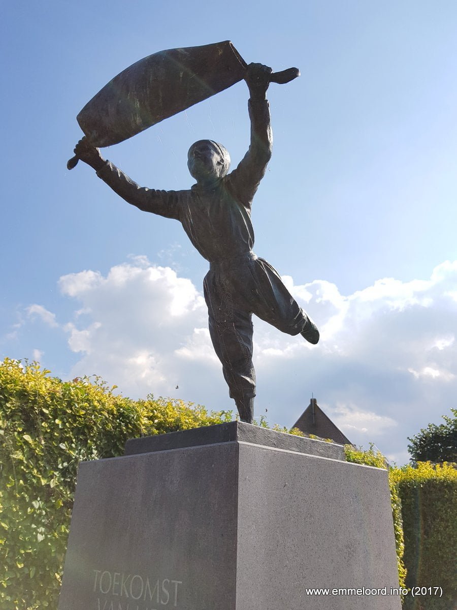 Beeldje van een jongen kind in Urker klederdracht traditie, met de volle wind in de zeilen (in dit geval de 'boezel' = schort van zijn moeder).