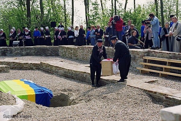 Grafmonument - Herbegrafenis-foto-Suzanne-Klappe.jpg