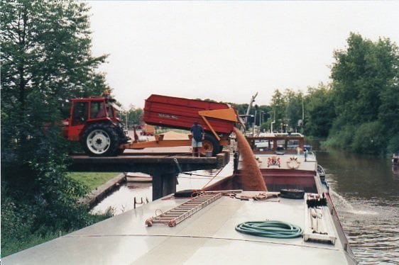 Een plaatje uit 1995 in Kraggenburg. bieten lossen laden