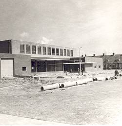 Harmen-Visserplein - Openbare-leeszaal-1969-gebouwd-door-bouwbedrijf-L-de-Graaff-uit-Emmeloord.jpg