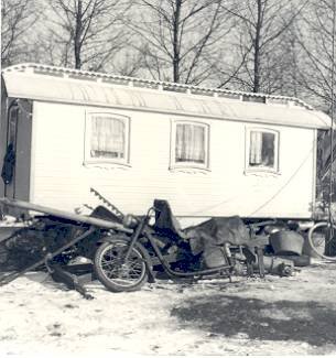 woonwagenkamp - Toestanden-op-woonwagenkamp-aan-de-Espelervaart.-Februari-1964-2.jpg